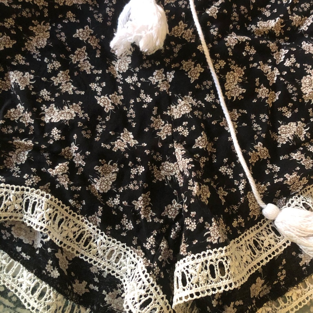 Floral Drawstring Shorts 🖤 - Picture 5 of 8